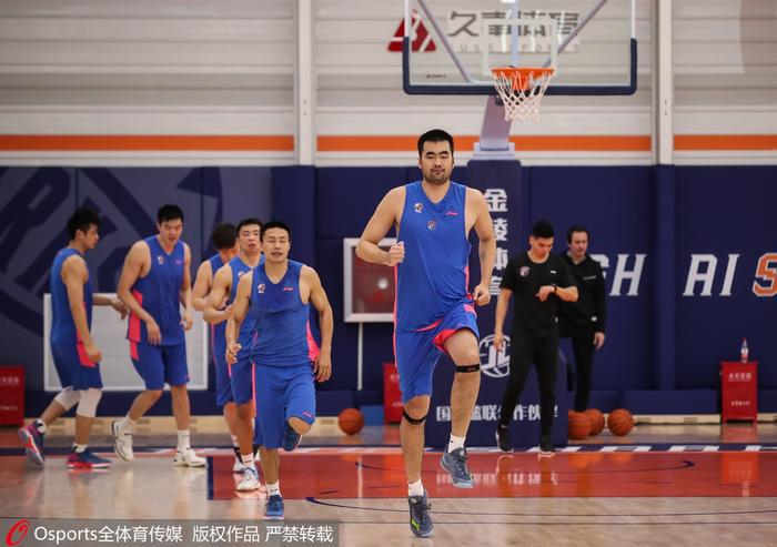 老年人如何安全地进行篮球接球训练?_0